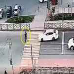 自転車に乗った若い男性が猛スピードで走行する車に衝突される事故（ロシア）