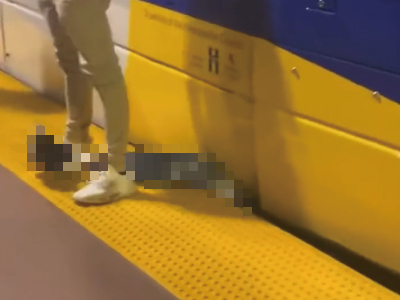 電車とホームの間に挟まれ死亡した男性の足（アメリカ）