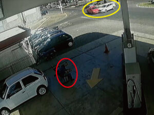 ガソリンスタンドにいた男性がピックアップトラックに轢かれる
