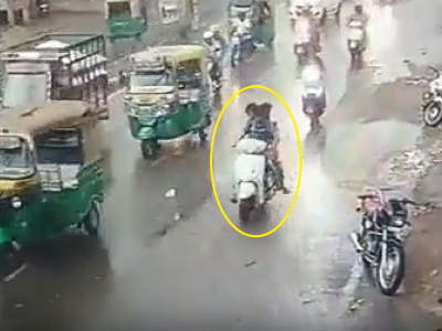 道路に木が落下し、バイクに乗っでいた3人組が負傷する事故（インド）