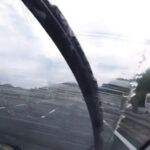 高速道路で大量の虫にぶつかりフロントガラスがネバネバになる（日本）