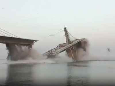 建設費用2億ドル越えの建設中の橋が崩壊する事故（インド）