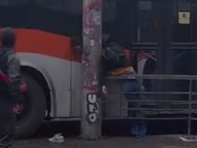 バスと電柱の間に挟まってしまった女性（チリ）