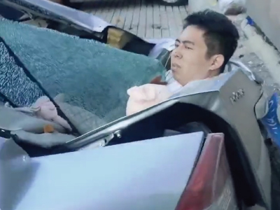 飛び降り自殺を図り車に落ちた男性（中国）
