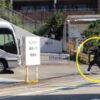 横浜市青葉台で停めてあるバスに石を投げる男