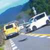 東京都西多摩郡の檜原街道で車と車が正面衝突する