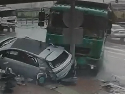 無理やり左折したタクシーにトラックが衝突する（中国）