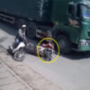 バイクの運転手が横転し並走していた大型トラックに踏みつぶされ死亡する（ベトナム）
