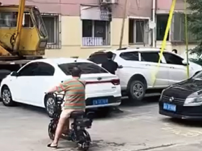 他人の駐車場に勝手に停めた車を動かす男（中国）