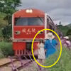 列車の写真を撮るために線路に侵入する人たち（中国）