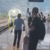 駅のホームで男性が線路のレールに横たわり新幹線に轢かれて自殺する事件（中国）