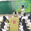 生徒を教壇に立たせ体罰をする教師（中国）