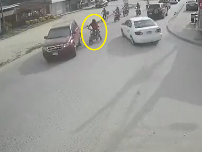 スピードを出し過ぎたバイクが車に突っ込んで轢かれる