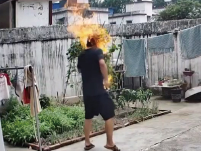 庭でタバコを吸おうとして燃える男性（中国）