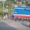2人乗りのバイクが電車に跳ね飛ばされる（ベトナム）