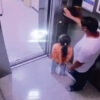 エレベーターに乗る親子（中国）