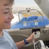 飛行機を操縦する11歳の少年（ブラジル）