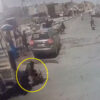 オートバイが大型トラックに追突される事故（シリア）