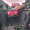 崖から落ちる車（インド）
