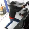 パーツ店のオーナーを銃で撃つ殺し屋（エクアドル）