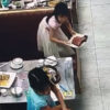 隣のテーブルから料理を盗む子供（中国）