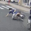 自転車にぶつかり転倒する女性（日本）