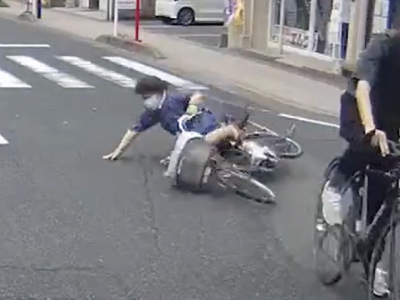 自転車にぶつかり転倒する女性（日本）