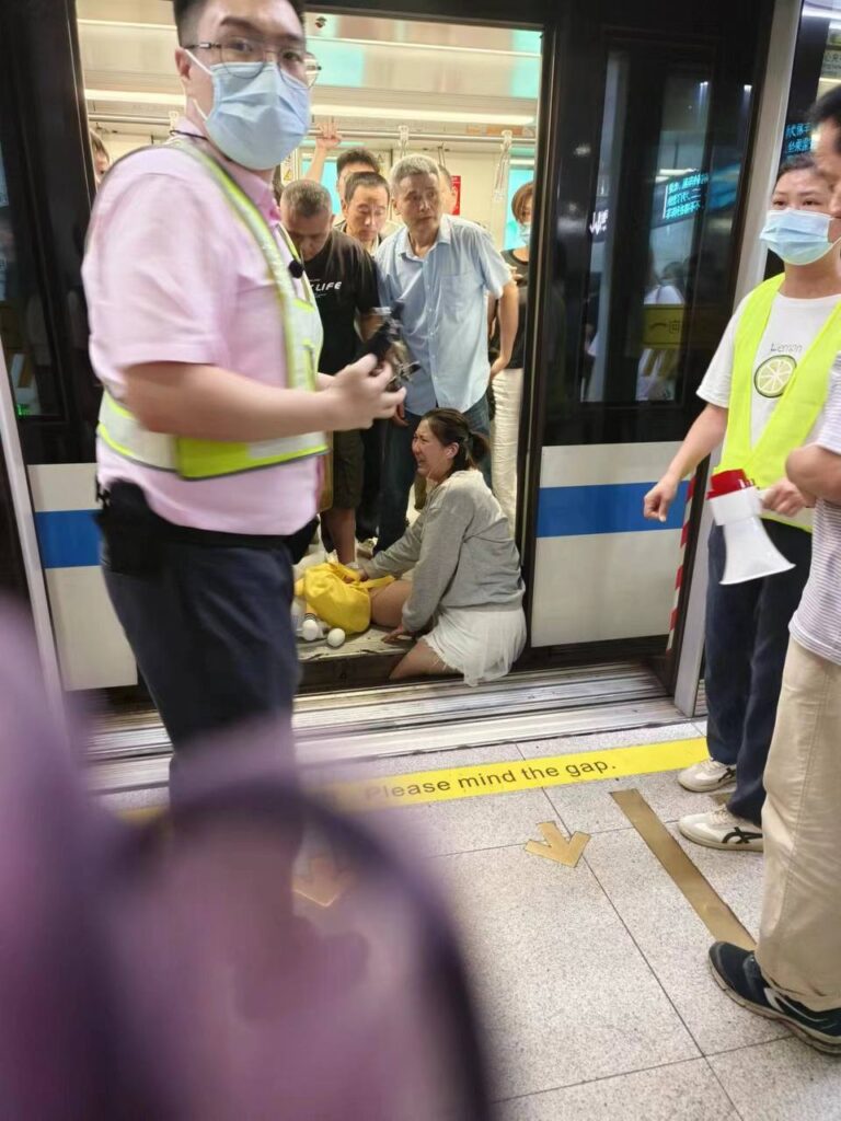 電車とホームの間に足を挟んでしまった女性（中国）