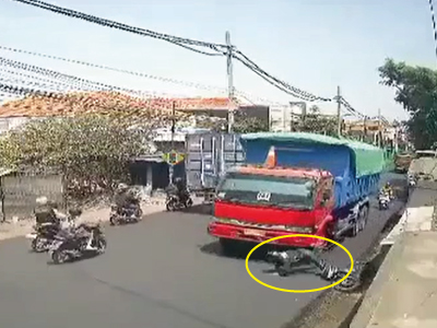 大型トラックにバイクの運転手が踏み潰される事故（インドネシア）