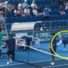 テニスの試合に負けてラケットを壊す韓国の選手（中国）
