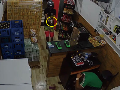 酒類倉庫内で男性が犯罪者と銃撃戦を繰り広げる事件（ブラジル）