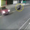 オートバイと乗用車による交通事故（エクアドル）