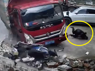 トラックがバイクにおかま掘る（中国）