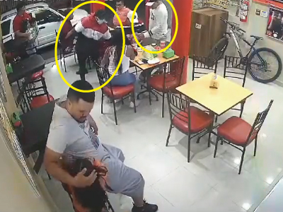 2人組の強盗犯が飲食店の客から金品を奪う
