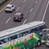 高速道路で事故を起こす観光バス（台湾）