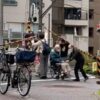 踏切から車椅子の男性を助け出す人たち（日本）