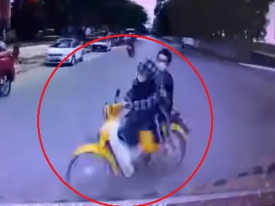 猛スピードの車とバイクが正面衝突する事故（ベトナム）
