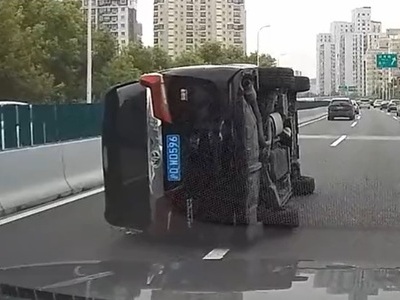事故を起こし横転した車（中国）
