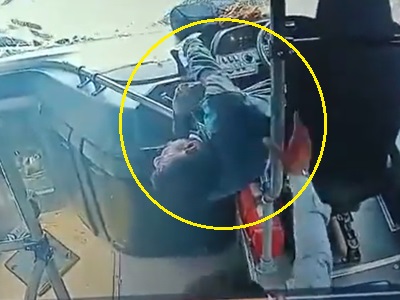 制御不能になったバスが数台の車両に衝突する事故（インド）