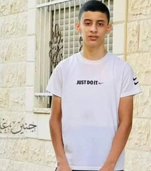 イスラエル軍がパレスチナの15歳の少年を射殺する