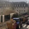 政府の建物に肥料を浴びせる農家の人（フランス）