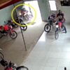 猛スピードのバイクが停留所に激しく衝突する（ブラジル）