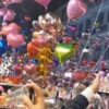 新年を祝うために飛ばされる風船