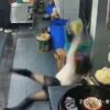 厨房で転ぶ女性