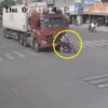 二人乗りをしていたバイクが大型トラックに押し潰される（ベトナム）