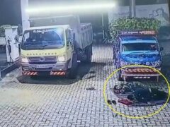 ガソリンスタンドで寝ていた男性がダンプカーに轢かれる（インド）