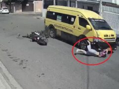 交差点でバイクと車が衝突する事故(エクアドル)