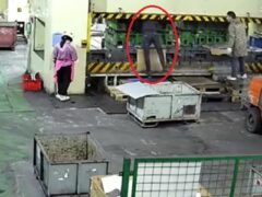 工場で作業中の男性が大型機械に手を潰される事故（中国）
