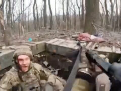 ウクライナ兵を射殺するロシア兵